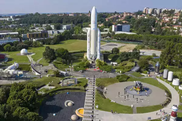 Vue aérienne de la Cité de l'Espace (Agrandir l'image - fenêtre modale)