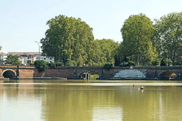 Vue latérale de Ponts-Jumeaux (Agrandir l'image - fenêtre modale)